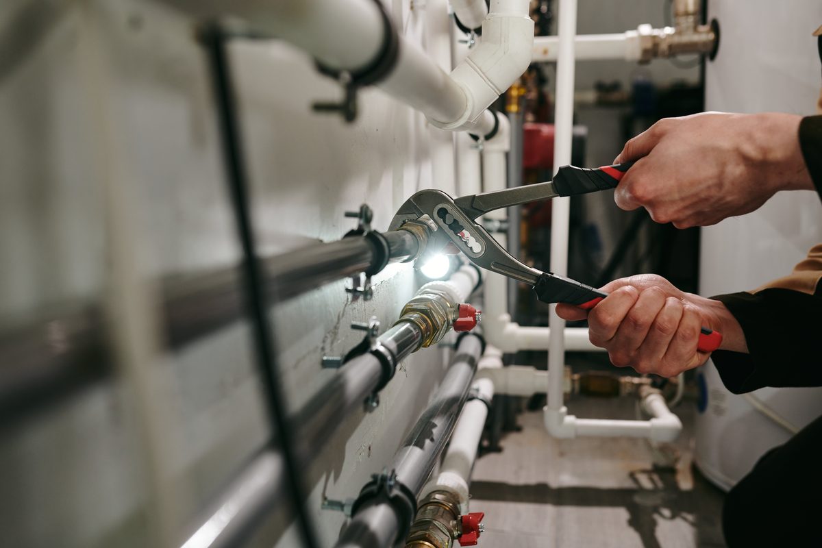 Servicios de plomería y electricidad