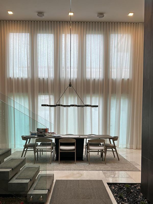 Cortinas de doble altura instaladas en comedor