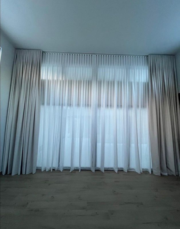 Cortinas de piso a techo con visillo blanco
