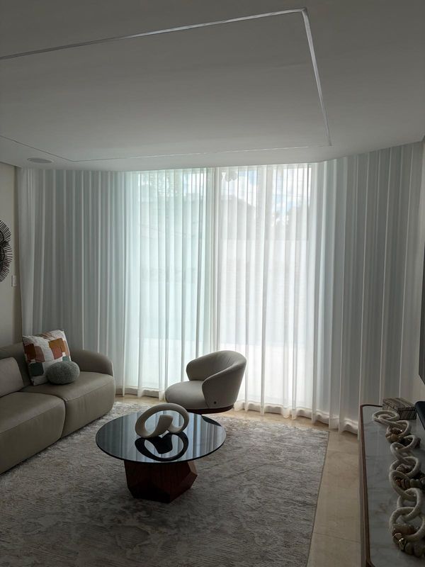 Cortinas blancas instaladas en sala