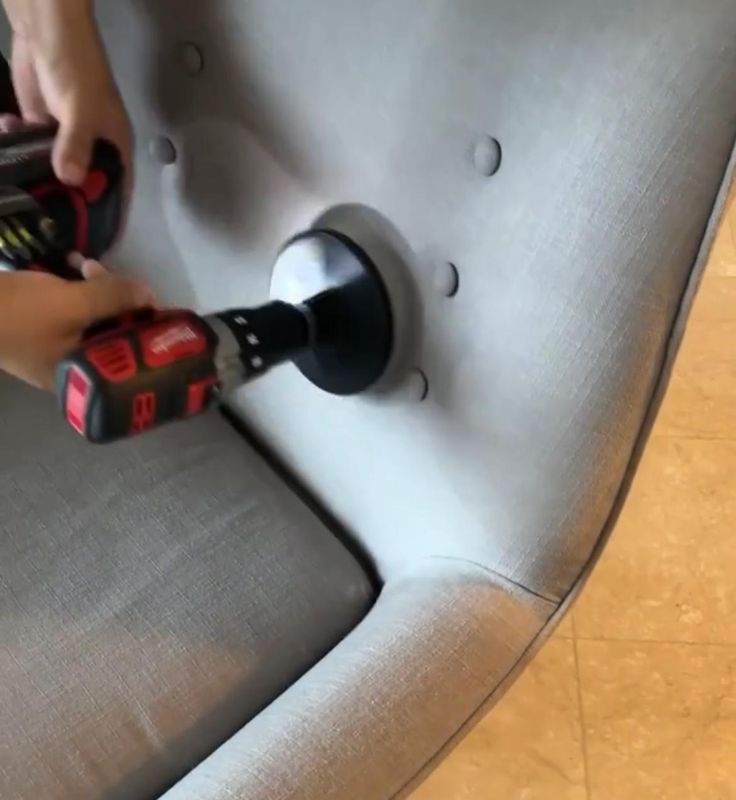 Limpieza de butaca tapizada con cepillo giratorio
